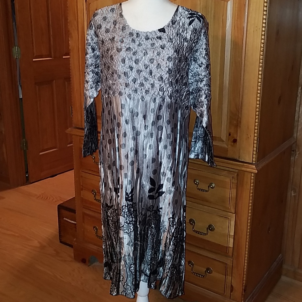 Beautiful dress black and silver with polka and fl